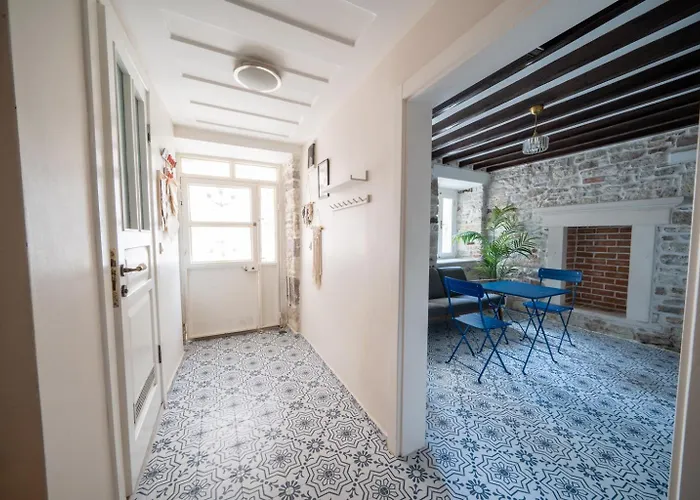 Miniq Homes 101 - Near Sea Foca Center 2Br Historic Stone House